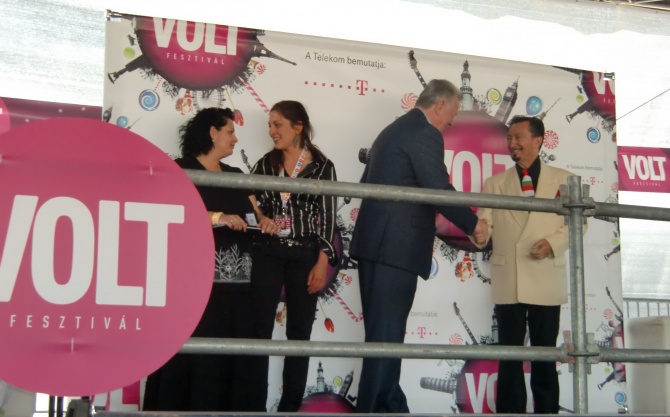 volt-tv-receiving-presidents-award-2011jun29.JPG