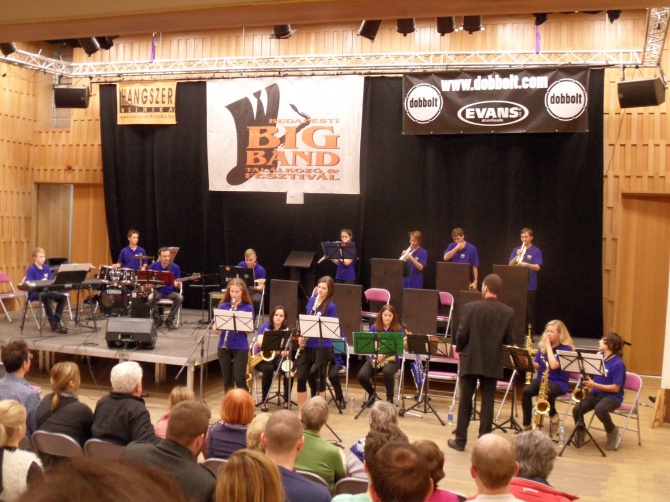 14-a-cseh-junior-big-band-frantiska-krticky-vezetesevel.JPG