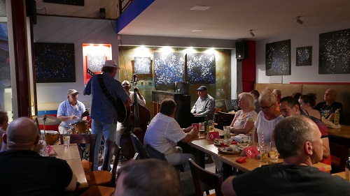 gyafiek-es-a-kozonseg2.jpg