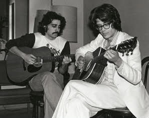 a-ket-gitaros.jpg
