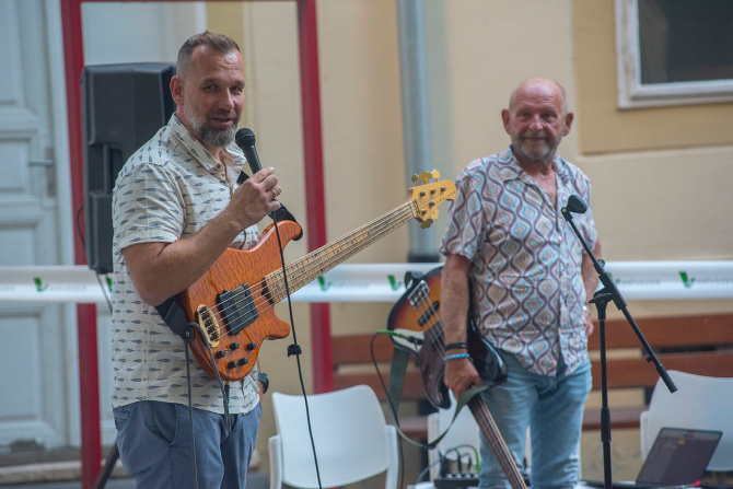 mits-basszusgitarral-konferal.jpg