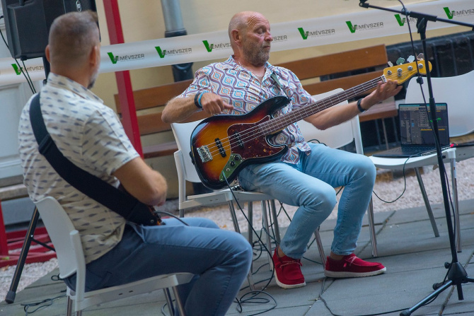 voros-tamas-basszusgitarral.jpg