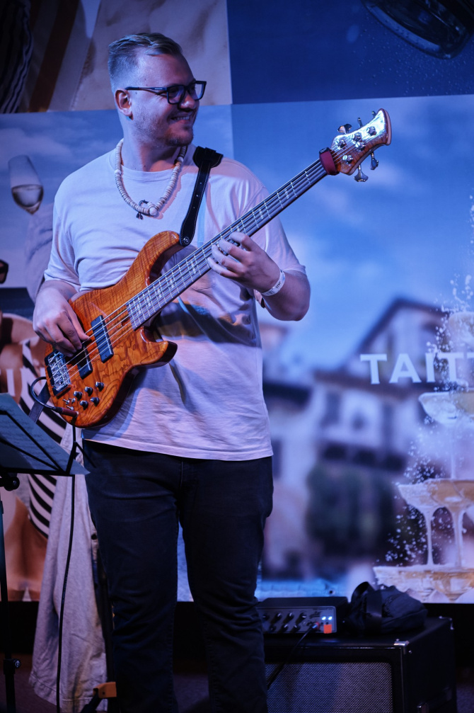 lm-basszusgitaros.jpg