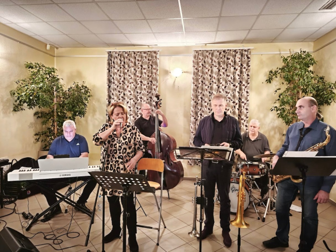 zenekar-zsuzsannaval2.jpg zenekar-zsuzsannaval2.jpg