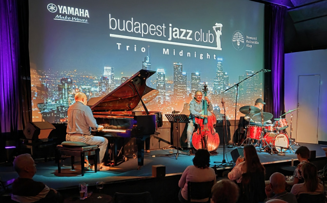 trio-midnight.jpg trio-midnight.jpg