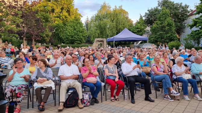 kozonseg.jpg kozonseg.jpg