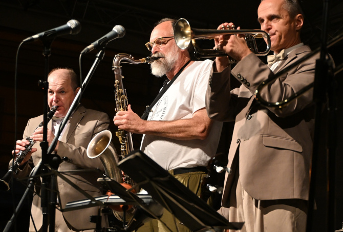 scott-robinson-es-a-hot-jazz-band-20250712-siofok.jpg scott-robinson-es-a-hot-jazz-band-20250712-siofok.jpg