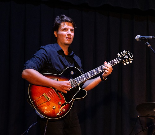 gitaros.jpg gitaros.jpg