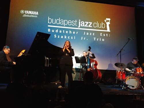 trio-es-bango-adrienn.jpg trio-es-bango-adrienn.jpg