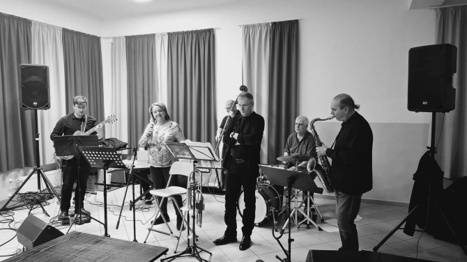 zenekar-vendeggel.jpg zenekar-vendeggel.jpg