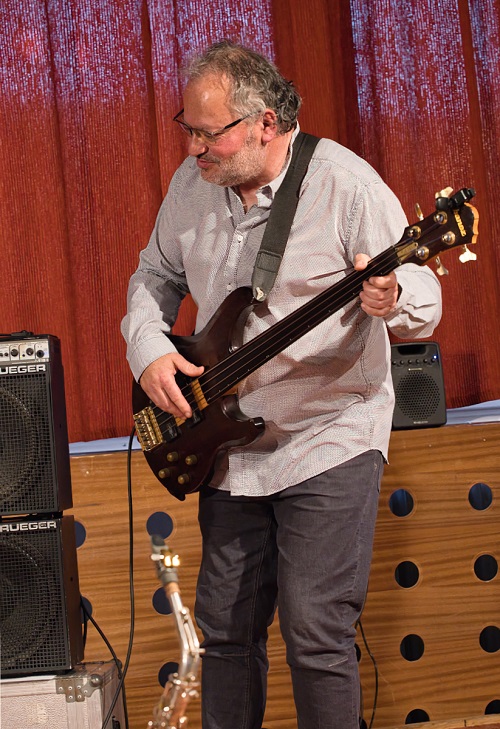 basszusgitaros.jpg basszusgitaros.jpg