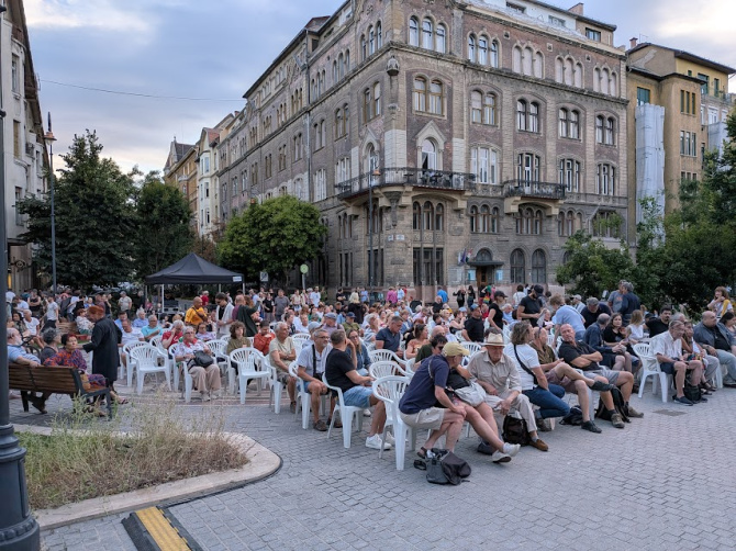 kozonseg.jpg kozonseg.jpg
