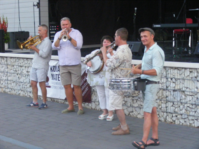 marching-band-a-szinpad-elott.JPG