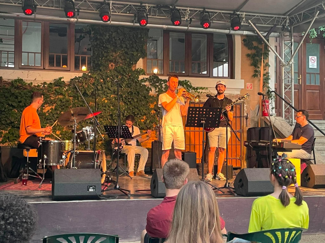 8-jazzpoint-3.jpg 8-jazzpoint-3.jpg
