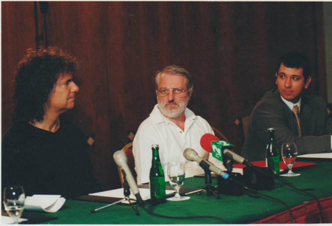 pat-at-press-conference-2000-1.jpg